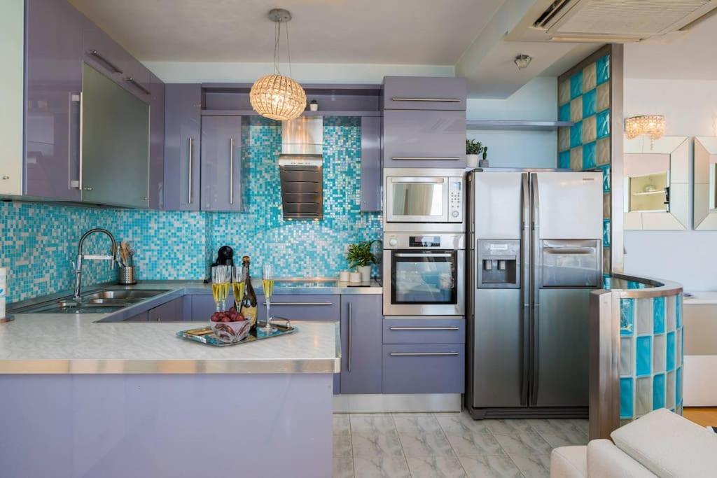 Brilliant Blue Luxury Apartment *